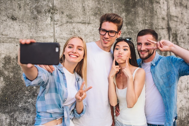 Mulher loira está tomando selfie dela e de sua empresa