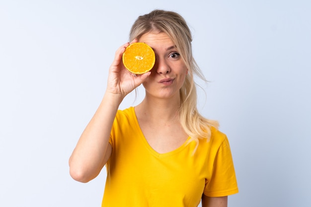 Mulher loira isolada segurando uma laranja