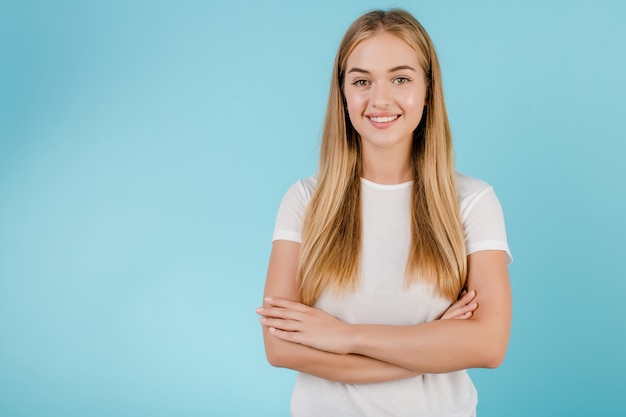 Mulher loira jovem bonita sorrindo isolado sobre azul