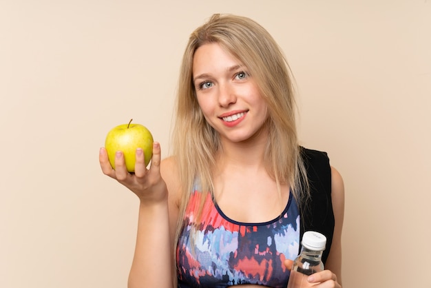 Mulher loira jovem esporte com uma maçã