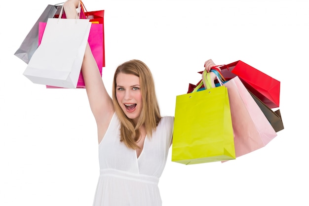 Mulher loira levantando sacolas de compras