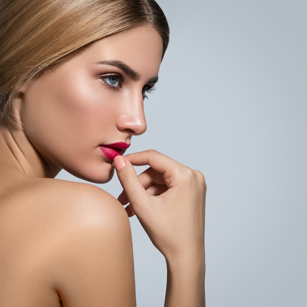 Mulher loira linda com lábios vermelhos