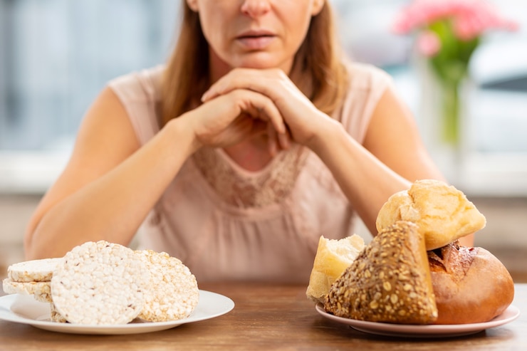 Foto mulher loira madura com alergia escolhendo entre batata frita e pão