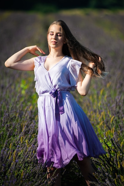 Foto mulher loira no campo do jardim no verão