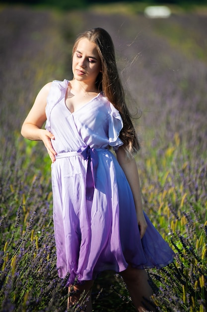 Mulher loira no campo do jardim no verão