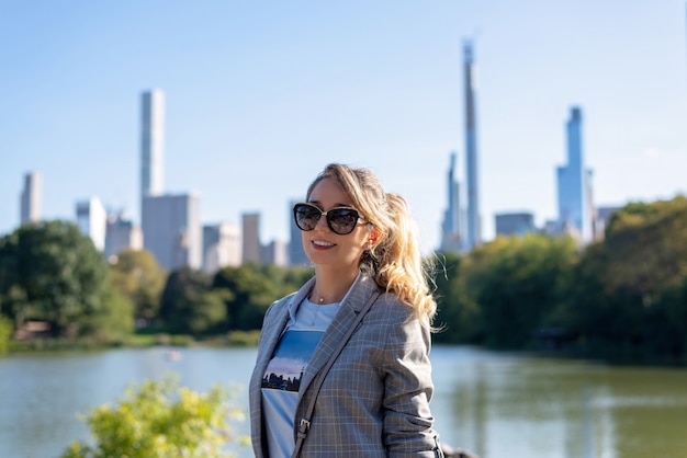 Mulher loira no central park em Nova York