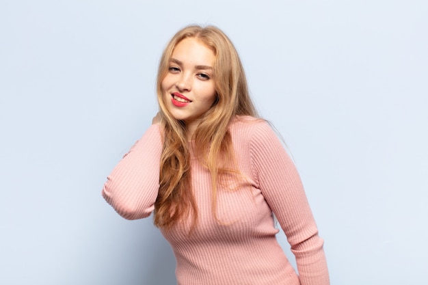 Mulher loira rindo com alegria e confiança com um sorriso casual, feliz e amigável