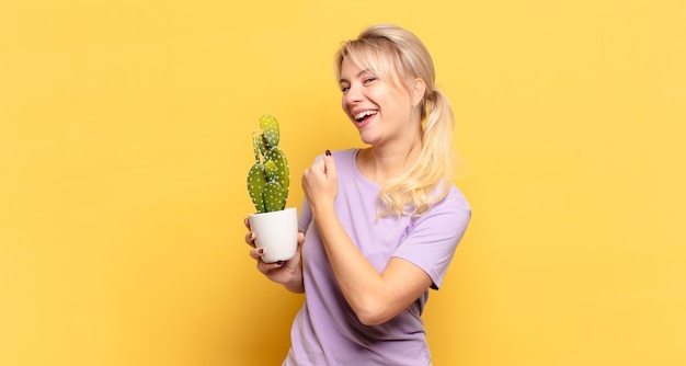 Mulher loira sentindo-se feliz, positiva e bem-sucedida, motivada para enfrentar um desafio ou comemorar bons resultados