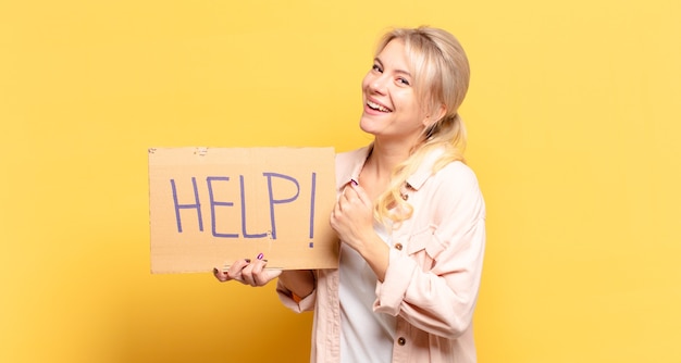 Mulher loira sentindo-se feliz, positiva e bem-sucedida, motivada para enfrentar um desafio ou comemorar bons resultados