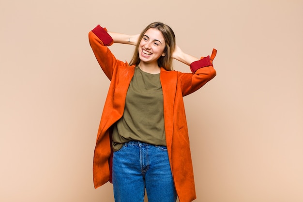 Foto mulher loira sorrindo e se sentindo relaxada, satisfeita e despreocupada, rindo positivamente e relaxando