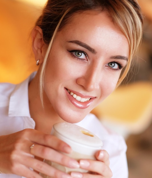 Mulher loira tomando café da manhã no restaurante