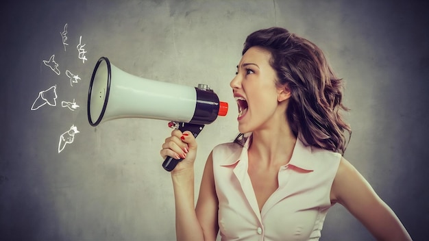 Mulher louca a gritar com o megafone.