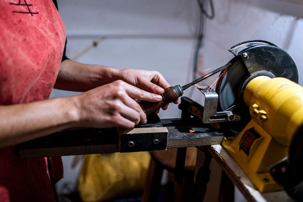 Foto mulher luthier não reconhecida em oficina tradicional