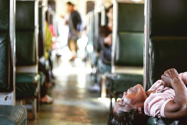 Foto mulher madura a dormir no assento do comboio.