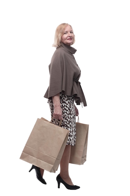 Mulher madura atraente com sacolas de compras isoladas em um branco
