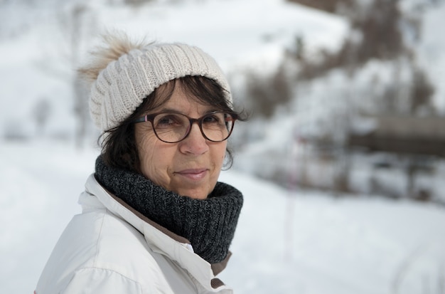 Mulher madura, com, boné inverno, em, a, montanha