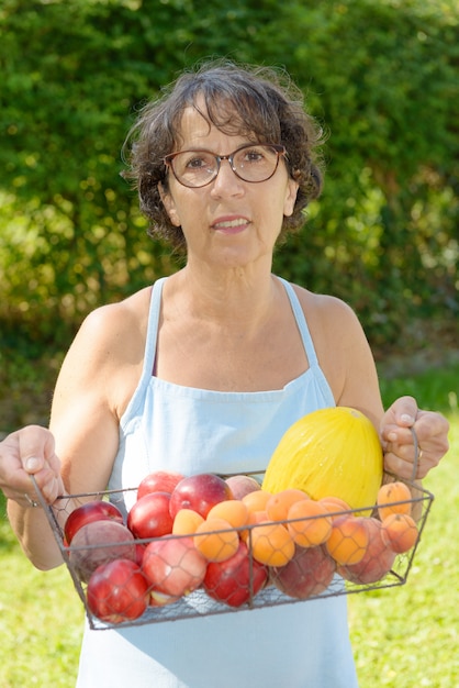 Mulher madura, com, cesta fruta