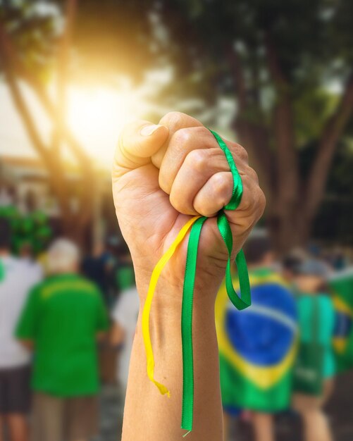 Mulher madura do dia da independência do Brasil com cabelos grisalhos segurando a bandeira do Brasil em fundo cinematográfico