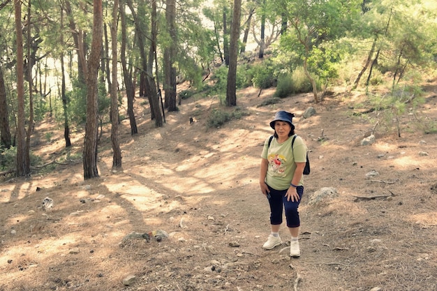 Mulher madura está caminhando nas montanhas O conceito de estilo de vida ativo dos idosos