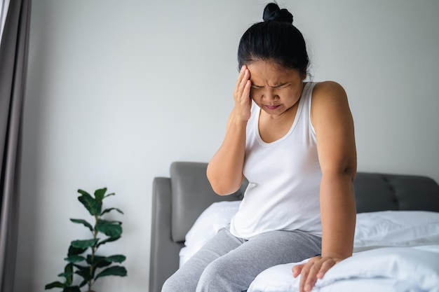 Mulher madura estressada que sofre de dores de cabeça doenças cerebrais problemas mentais alzheimer conceito