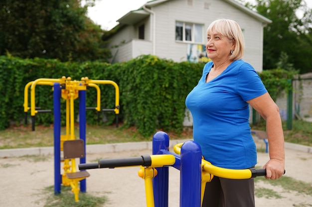 Mulher madura fazendo exercícios no parque