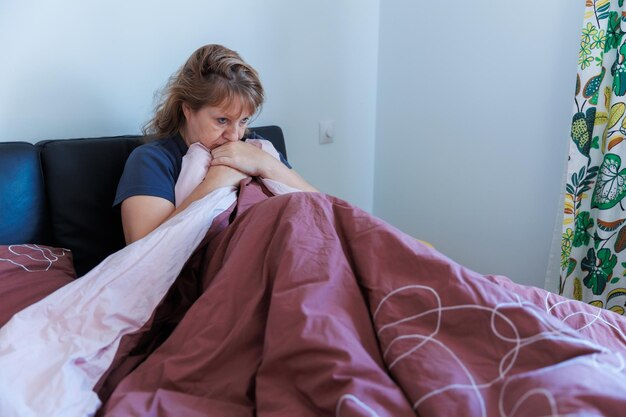 Foto mulher madura insalubre que sofre de gripe, resfriado ou alergia a vírus sazonal