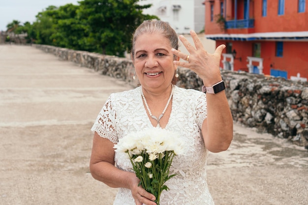 Mulher madura, mostrando seu anel de casamento