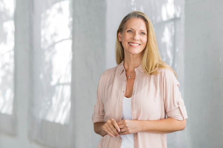 Mulher madura sorridente em pé