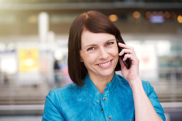 Mulher madura, sorrindo, quando, conversa telefone móvel