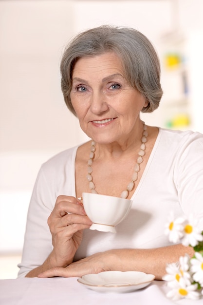 Mulher madura tomando café, retrato de perto