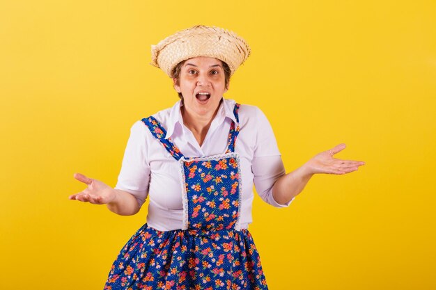 Mulher madura vestida com roupas típicas da Festa Junina Wow incrível inacreditável surpreendente surpreendente