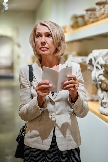 Mulher madura visitando o museu de arte