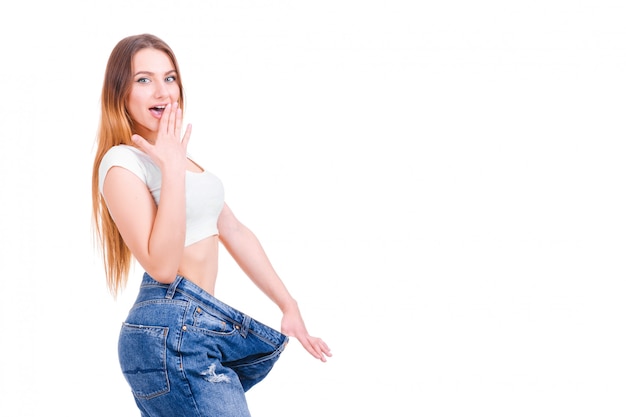 Foto mulher magro volta com calças enormes e fita isolada