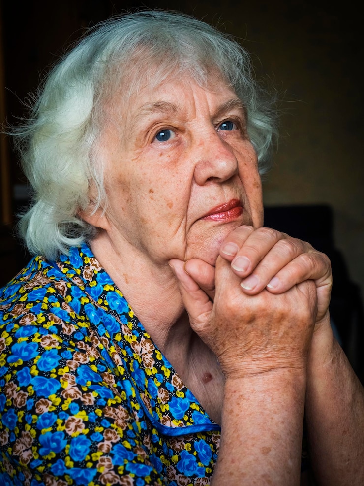 Foto mulher mais velha atenciosa em casa.