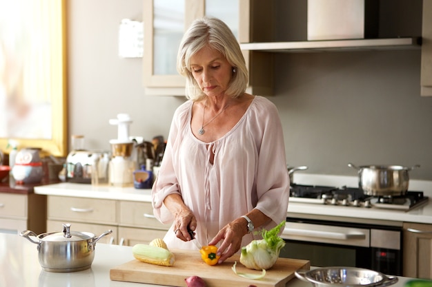 Mulher mais velha, em, cozinha, preparar, refeição saudável