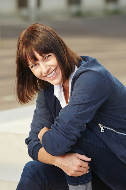 Mulher mais velha feliz com expressão alegre fora