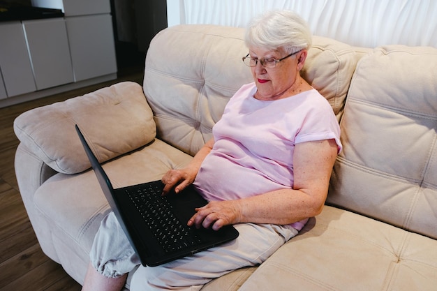 Mulher mais velha madura assistindo treinamento de negócios on-line webinar computador portátil trabalho remoto