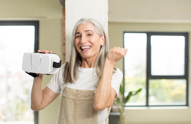 Foto mulher mais velha sentindo-se chocada a rir e a celebrar o sucesso com óculos vr