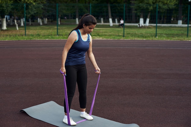 Mulher malhando com uma faixa elástica de fitness