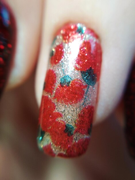 Mulher mão dedo floral flor dourado vermelho verde manicure gel esmalte amostra design beleza moda macro foto