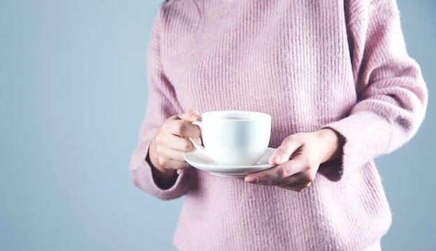 Mulher mão xícara de chá ou café