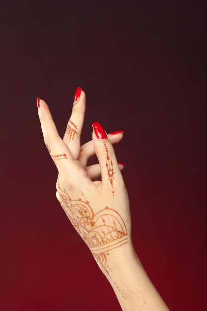 Mulher, mãos, com, mehndi