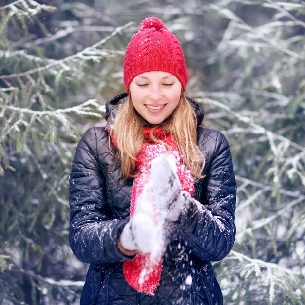 mulher mãos neve natureza