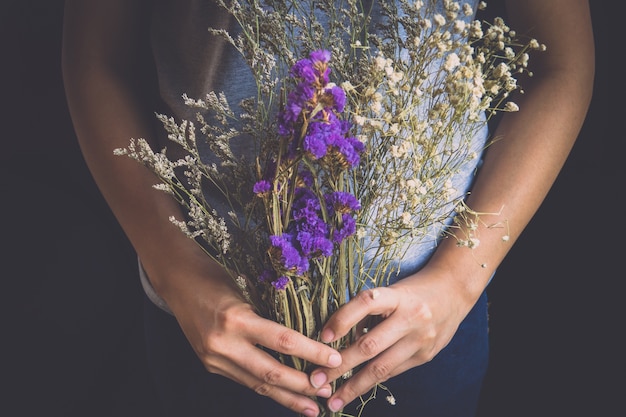 Foto mulher, mãos, segurando, um, dride clássico, flor