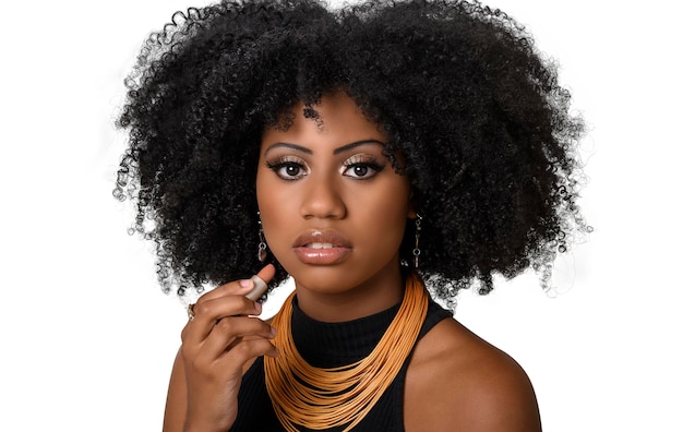 mulher maquiando os lábios com batom, mulher afro, fundo branco