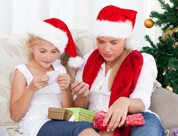 Mulher maravilhosa no dia de Natal com sua filha