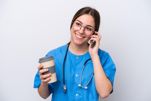 Mulher médica cirurgião segurando ferramentas isoladas em fundo branco segurando café para levar e um celular
