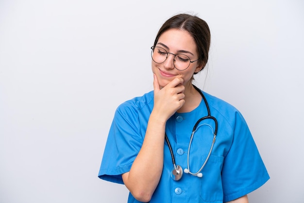 Mulher médica cirurgião segurando ferramentas isoladas no fundo branco, olhando para o lado