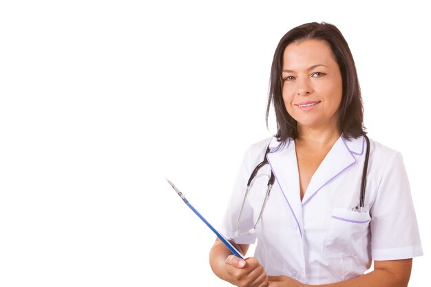 Mulher médica com estetoscópio segurando a prancheta em um fundo branco
