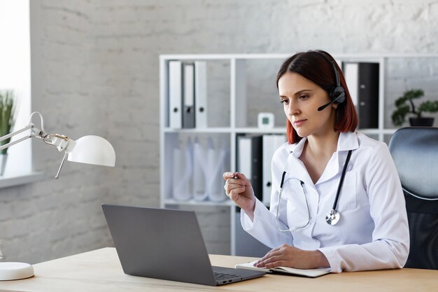 Mulher médica consulta por videochamada Assistência médica online.